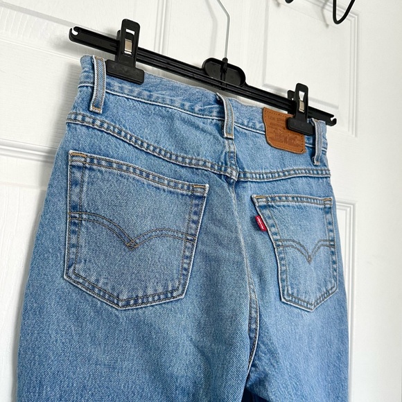 LEVI'S light/medium wash mom jeans - Picture 5 of 5